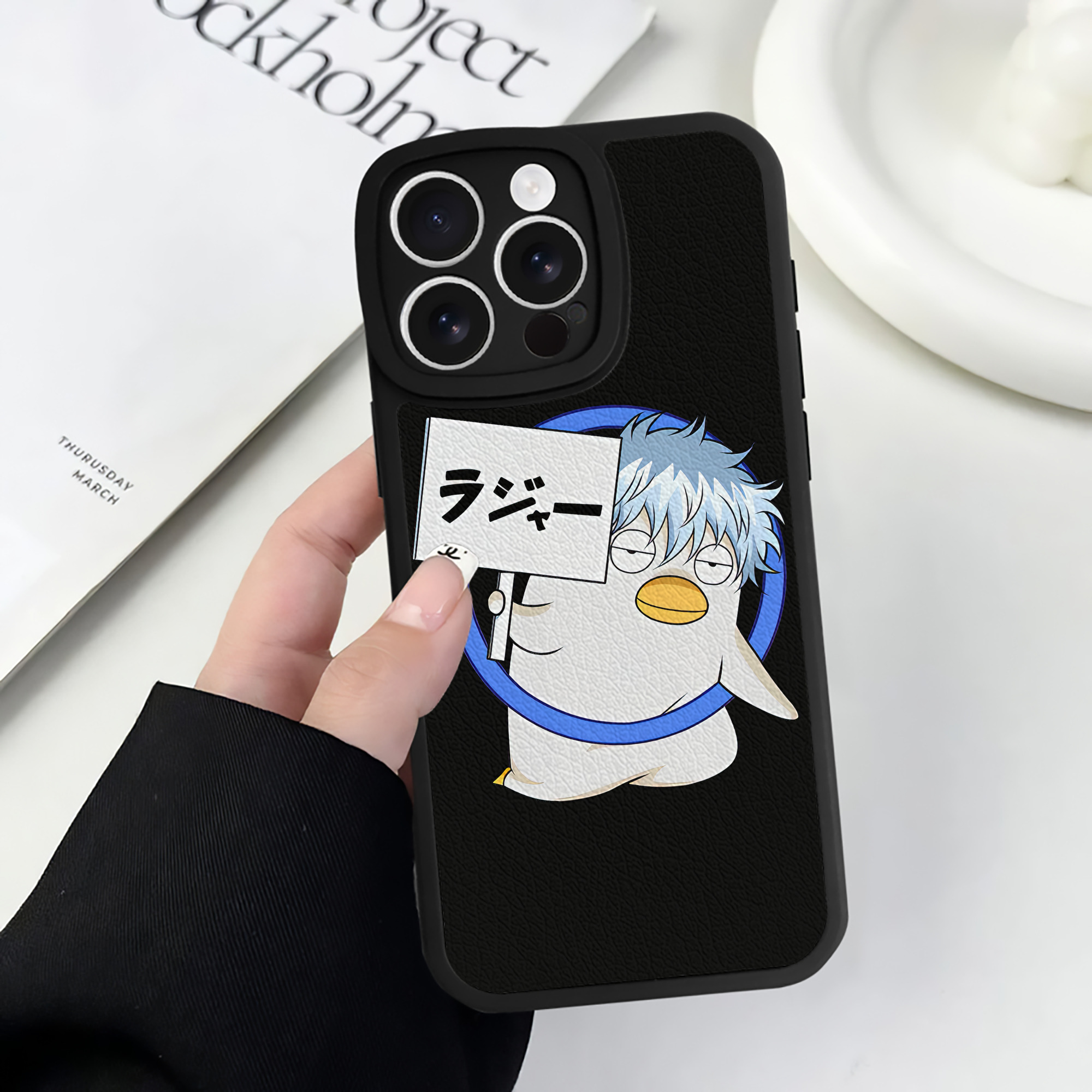 （画像用） ぎんたま 坂田銀時（さかたぎんとき） 神楽 志村新八（しむら しんぱち） GINTAMA Sakata Gintoki Kagura Shimura Shinpachi 【iPhone 16シリーズ対応】シリコンスマホケース（レザー調） 材質：シリコン